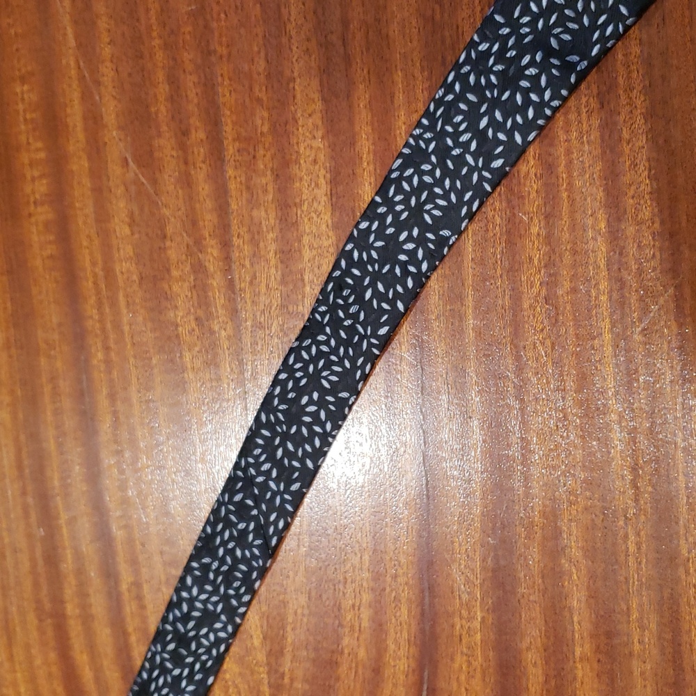 John Varvatos Black and Gray Leaf Pattern Tie - Picture 7 of 7
